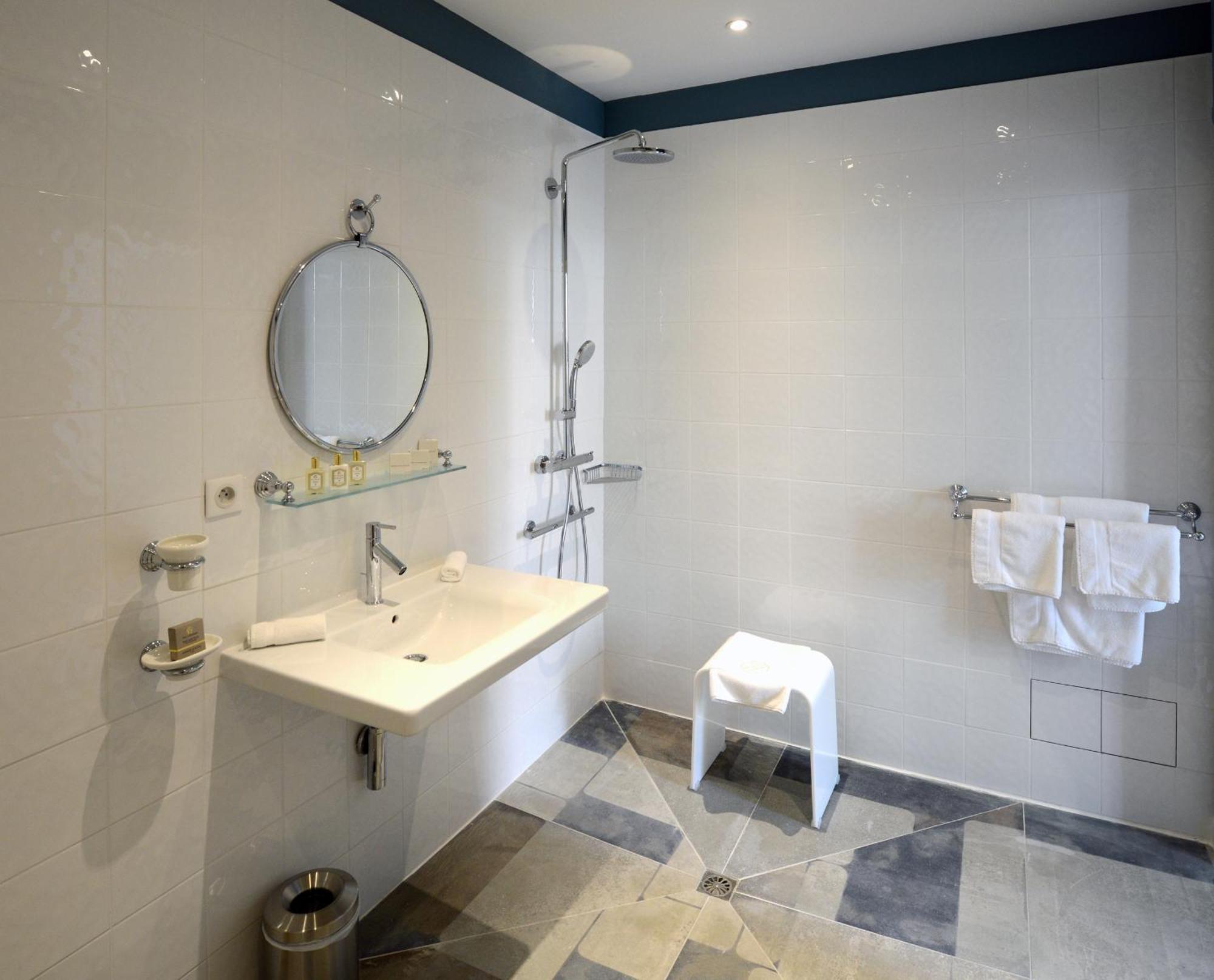 Grand Hotel Henri - Teritoria LʼIsle-sur-la-Sorgue 객실 사진